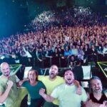 David Coscas Instagram - L’accueil que nous a réservé le Transbordeur de Lyon pour la 1ère de la tournée restera gravé dans ma mémoire. Quelle folie nom de Zeus. Hâte d’être Dimanche à Nancy, Mercredi à Clermont Ferrand et plus encore🔥 Elle est pas belle ma @vola_guitar rose ? 🎸 @martin.bonami 🥁 @delaromance 🎸 @jc667music Le Transbordeur