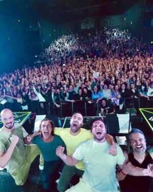 David Coscas Instagram - L’accueil que nous a réservé le Transbordeur de Lyon pour la 1ère de la tournée restera gravé dans ma mémoire. 
Quelle folie nom de Zeus. 
Hâte d’être Dimanche à Nancy, Mercredi à Clermont Ferrand et plus encore🔥

Elle est pas belle ma @vola_guitar rose ?

🎸 @martin.bonami 
🥁 @delaromance 
🎸 @jc667music