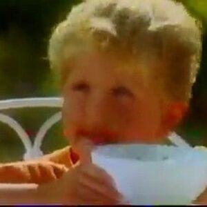 David Coscas Instagram - Je vous l’avais jamais dit mais je suis le petit garçon de la pub Ricoré de 1994. Mes parent m’inscrivaient de temps en temps à des castings et c’est la seule fois où ça a marché ahahah.
Impossible de remettre la main sur une photo de bonne qualité, mais ce petit blond de 8 ans et bien c’est votre gourmand favori (moi).