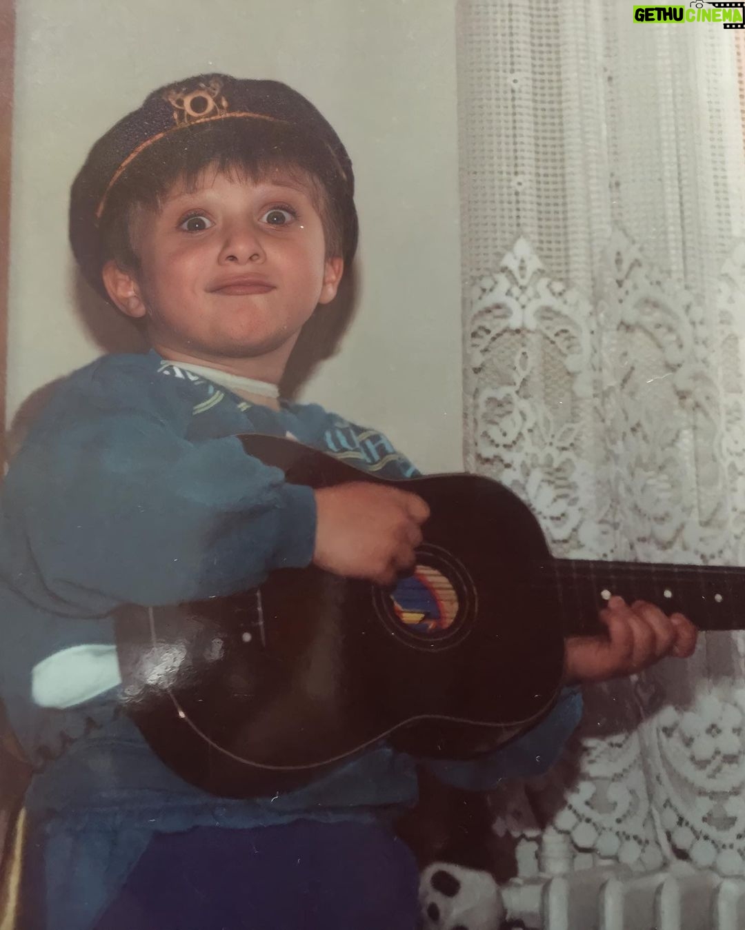 David Coscas Instagram - Le petit David attendait ça depuis longtemps. J-7 avant la tournée. Merci @celio_benormal pour le bel ensemble « Tones » que j’apprécie particulièrement. Dommage que vous fassiez pas de petits chapeaux de capitaine… Rihanna Concert
