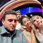 David Coscas Instagram - On a joué au retour du jeu culte « Une Famille en Or » sur @tf1 ce samedi soir avec @natoogram @lenamahfouf & @rafcarlito Je vous laisse swiper à droite pour voir nos têtes après l’enregistrement. Vous avez regardé ? Une Famille en Roots