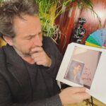 David Coscas Instagram - Dîner avec 3 légendes que sont Edouard Baer, François Damiens et Mister V ça fait quelquechose. On a parlé de tout et rien, on a énormément ri, on a un tout petit peu bu et ça donne une vidéo de 55min d’intimité folle, qui j’espère vous plaira. Installez vous à notre table. Avec quelles autres légendes on dîne ? La Closerie des Lilas