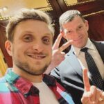 David Coscas Instagram - Dîner avec 3 légendes que sont Edouard Baer, François Damiens et Mister V ça fait quelquechose. On a parlé de tout et rien, on a énormément ri, on a un tout petit peu bu et ça donne une vidéo de 55min d’intimité folle, qui j’espère vous plaira. Installez vous à notre table. Avec quelles autres légendes on dîne ? La Closerie des Lilas