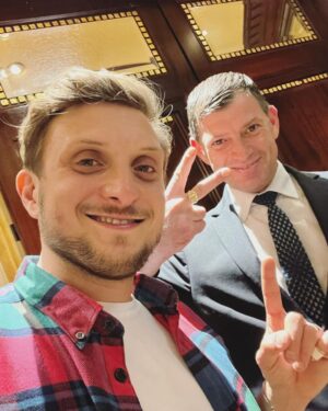 David Coscas Instagram - Dîner avec 3 légendes que sont Edouard Baer, François Damiens et Mister V ça fait quelquechose. On a parlé de tout et rien, on a énormément ri, on a un tout petit peu bu et ça donne une vidéo de 55min d’intimité folle, qui j’espère vous plaira. Installez vous à notre table.
Avec quelles autres légendes on dîne ?