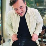 David Coscas Instagram - 🦸🏻‍♂️Des choses se préparent 🍃 Techniquement je suis sur la première photo. Techniquement j’ai renversé la bougie au pire endroit possible sur mon pantalon. Feuille Verte