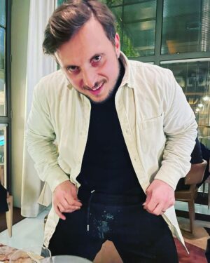 David Coscas Instagram - 🦸🏻‍♂️Des choses se préparent 🍃 
Techniquement je suis sur la première photo. 
Techniquement j’ai renversé la bougie au pire endroit possible sur mon pantalon.