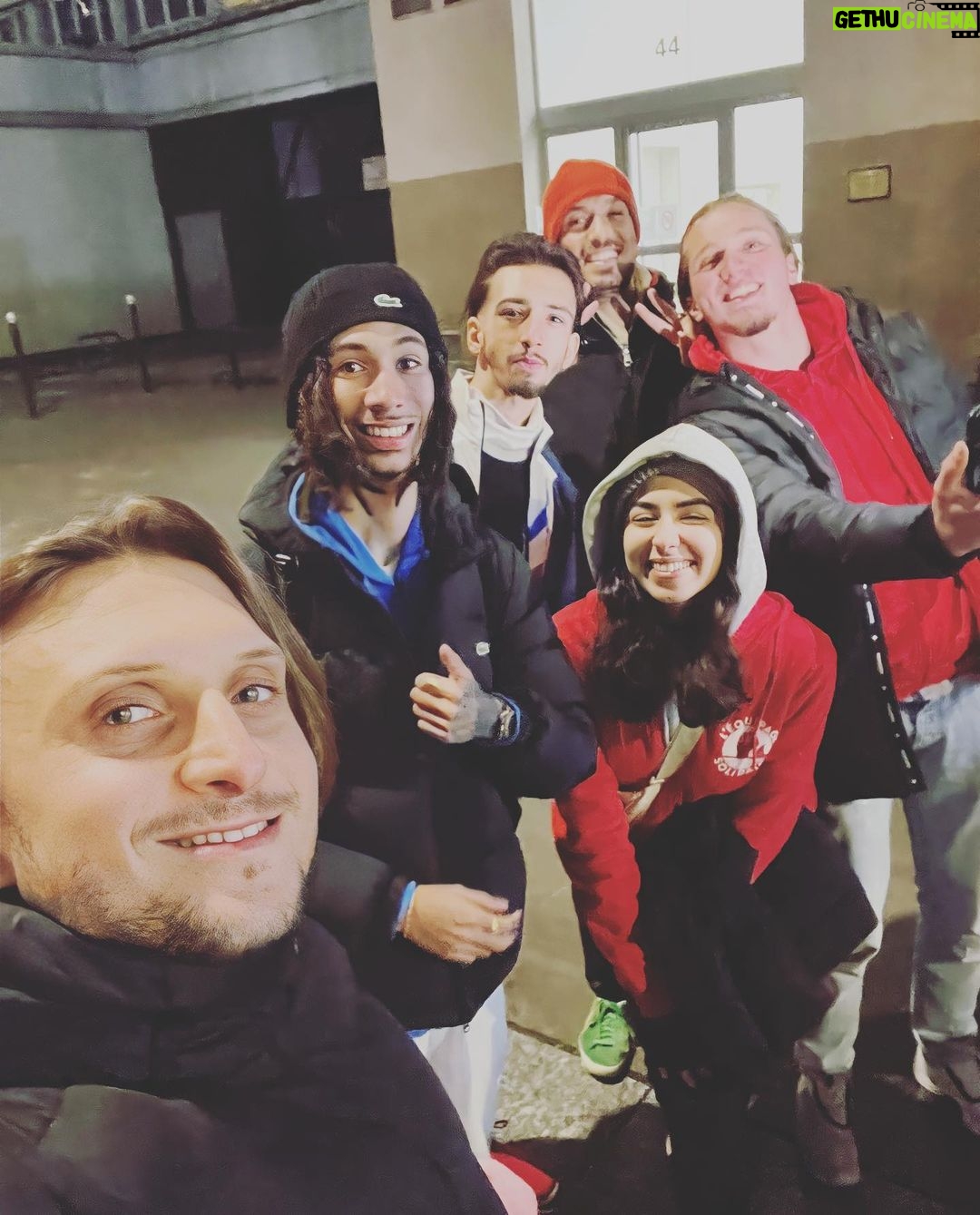 David Coscas Instagram - Les héros d’aujourd’hui n’ont pas de capes, mais des dreads et des visages ressemblant à Flynn Rider 🫶 Ces étudiants ont décidé de changer les choses en créant avec leur association @equipagesolidaire la plateforme @delivraide qui livre des kits alimentaires gratuitement aux étudiants en difficultés. Après avoir croisé @kingsolitario l’année dernière, créateur de l’asso, par hasard dans L’ATR Challenge 2, on a décidé de passer une journée avec eux pour mettre en lumière leur incroyable travail, c’est dispo sur la chaîne secondaire. Envoyez leur un max de force, de temps, d’argent ou d’amour en fonction de ce que vous pouvez, ils en feront bon usage croyez moi. Solidaire