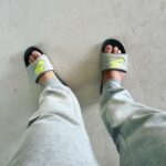 David Coscas Instagram - Petit recap de mon année 2023 2 jours et déjà tellement d’aventures ! 1 - j’ai des claquettes 2 - j’avais un autocollant de Ferrero Rocher sur le front 😂😂😂😂😂 3 - une tartine de poutargue (wtf c’est des chaussures ou quoi dessus on dirait ?!?) ! 4 - l’emoji 🔥 mais IRL 5 - une boule gaz énorme composée d’hydrogène et d’hélium mais loin 6 - la clef 4G 7 - c’était chaud 🥵 on était hors la loi ! 8 - l’héritier 9 - encore cette boule de gaz ! N’hésitez pas à me dire quelle est votre photo préférée en tout cas ce qui est sur c’est que je risque pas de l’oublier cette année ! RECAP