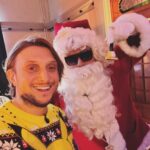 David Coscas Instagram - Joyeux Noël à tous et à toutes. Notre énorme vidéo de Noël est dispo sur la chaîne principale. Happy crimus. It’s chrismun. Merry crisis. Merry Chrysler. 📸 (les jolies) @marie__flmt Merci @celio_benormal ! Maison du Père Noël