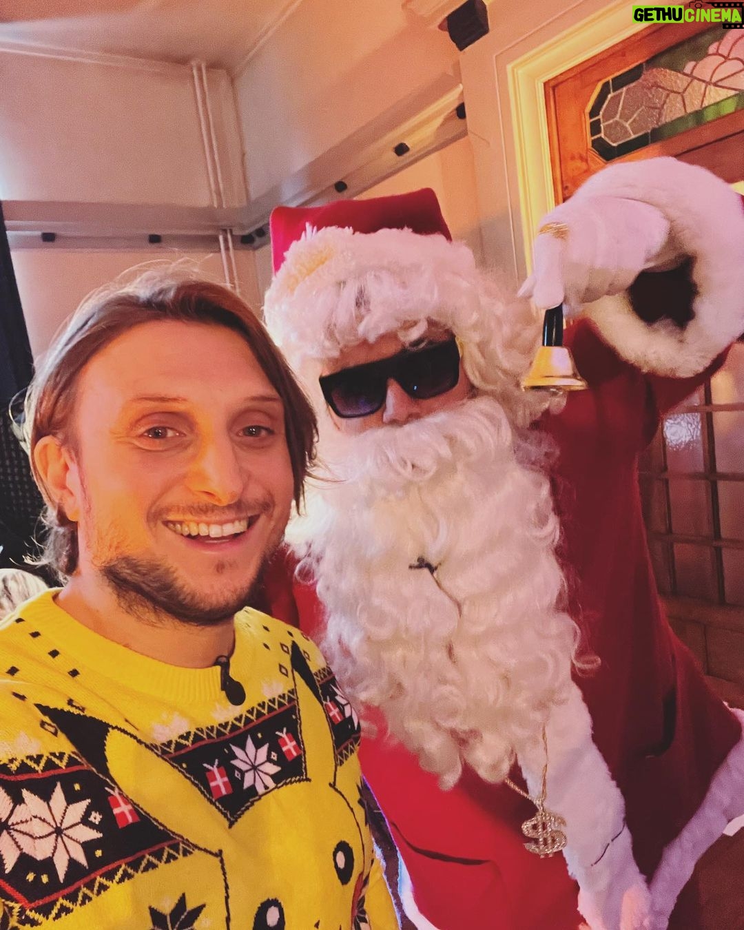 David Coscas Instagram - Joyeux Noël à tous et à toutes. Notre énorme vidéo de Noël est dispo sur la chaîne principale. Happy crimus. It’s chrismun. Merry crisis. Merry Chrysler. 📸 (les jolies) @marie__flmt Merci @celio_benormal ! Maison du Père Noël