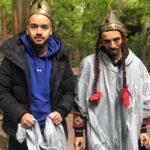David Coscas Instagram - Je vous préviens la dernière est hard…Grâce à vos votes vous avez fait gagner 3 NMA à @bigfloetoli bravo. Comme promis voici donc un florilège de photos qu’ils n’ont jamais voulu que je poste. 1. Parc Astérix 2. Un réveil avant 13h pour Flo 3. Perruques 4. 2017 la pire de toutes Ça ne mange pas de pain