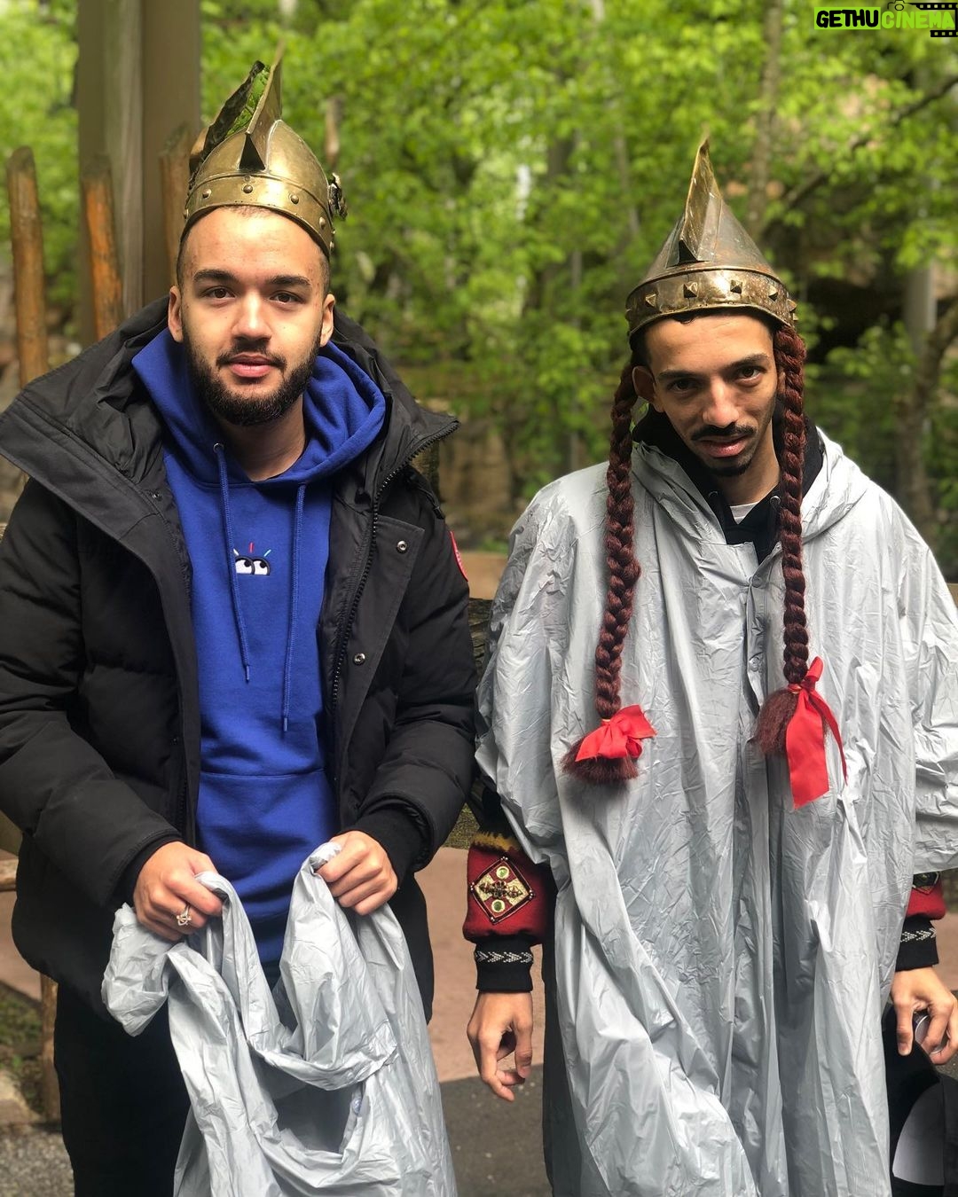 David Coscas - 311K Likes - Je vous préviens la dernière est hard…Grâce à vos votes vous avez fait gagner 3 NMA à @bigfloetoli bravo.
Comme promis voici donc un florilège de photos qu’ils n’ont jamais voulu que je poste.
1. Parc Astérix
2. Un réveil avant 13h pour Flo
3. Perruques
4. 2017 la pire de toutes