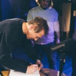 David Coscas Instagram - Je suis très fier d’avoir reçu Jean Marc Jeancovici et Sophie Szopa du GIEC pour parler avenir de la planète et écologie dans cette nouvelle Table Ovale 🫶 Allez l’écouter sur @spotifyfrance et la voir sur notre chaîne principale. Les belles photos de la vie par @laurag_photo La Terre