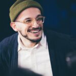 David Coscas Instagram - Suite à vos nombreux messages (merci) et l’envie d’en refaire, La Table Ovale est de retour sur YouTube & @spotifyfrance 😍 On est trop heureux de pouvoir refaire ce format et ça reprend aujourd’hui avec Joyca et Cyrus North sur le thème de « la recherche du bonheur ». La vidéo est sur notre chaîne YouTube dès maintenant et en audio sur Spotify, puis dans quelques jours vous retrouverez les réponses aux questions que vous avez posées sur Twitter/Insta en audio + vidéo uniquement sur Spotify. La TABLE OVALE