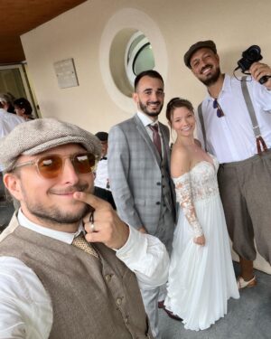David Coscas Instagram - On a débarqué sans prévenir au mariage d’une abonnée et c’est sur YouTube 🫶 (la dernière c’était le lendemain au réveil)
Les belles photos sont de @chloeetsaboiteaconserves