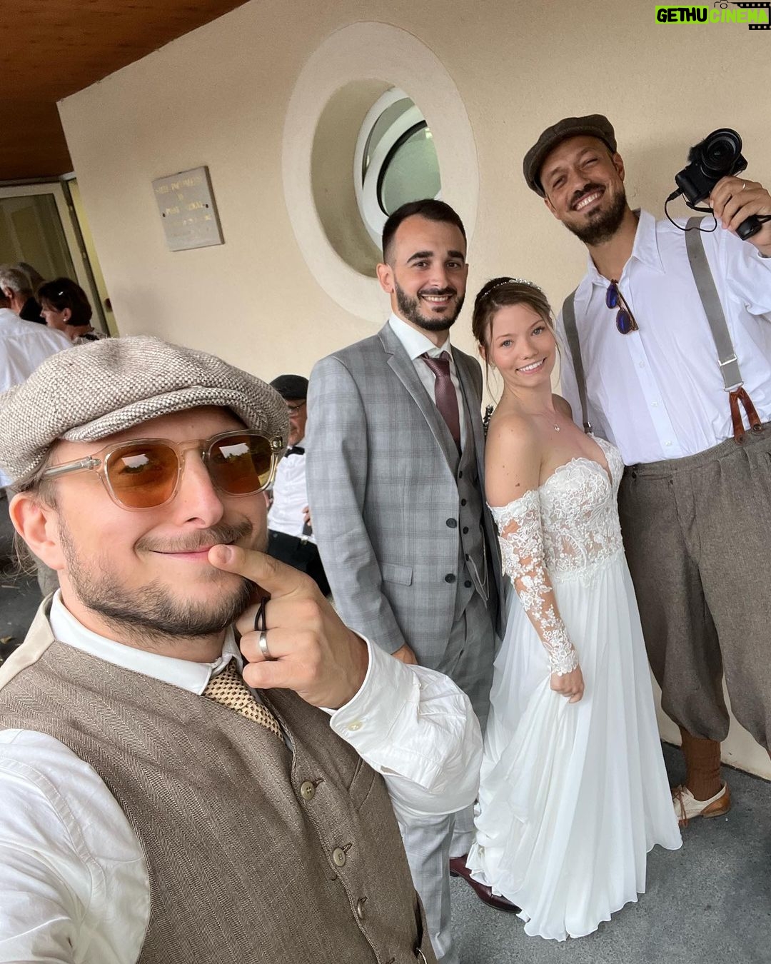 David Coscas - 264.2K Likes - On a débarqué sans prévenir au mariage d’une abonnée et c’est sur YouTube 🫶 (la dernière c’était le lendemain au réveil)
Les belles photos sont de @chloeetsaboiteaconserves