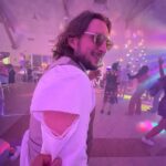 David Coscas Instagram - On a débarqué sans prévenir au mariage d’une abonnée et c’est sur YouTube 🫶 (la dernière c’était le lendemain au réveil) Les belles photos sont de @chloeetsaboiteaconserves Mariage Frères