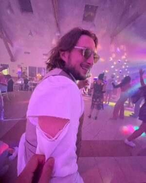 David Coscas Instagram - On a débarqué sans prévenir au mariage d’une abonnée et c’est sur YouTube 🫶 (la dernière c’était le lendemain au réveil)
Les belles photos sont de @chloeetsaboiteaconserves