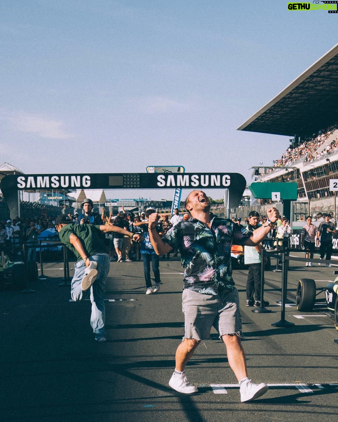 David Coscas Instagram - Bravo l’internet Francais ❤️ Bravo @xsqueezie pour cet event monumental Bravo @marie__flmt pour ces photos qui font croire qu’on a gagné le GP Internet - Explorer