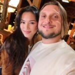 David Coscas Instagram - Nouvelle vidéo avec un casting légendaire, mais comme j’étais trop excité à la fin du tournage j’ai oublié de faire des photos avec tout le monde donc j’ai géré comme j’ai pu. Dispo sur notre chaîne principale ! Merci au @parcasterix pour l’accueil encore une fois 🫶 Parc Astérix