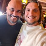 David Coscas Instagram - Nouvelle vidéo avec un casting légendaire, mais comme j’étais trop excité à la fin du tournage j’ai oublié de faire des photos avec tout le monde donc j’ai géré comme j’ai pu. Dispo sur notre chaîne principale ! Merci au @parcasterix pour l’accueil encore une fois 🫶 Parc Astérix