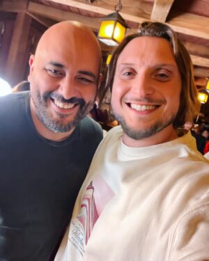 David Coscas Instagram - Nouvelle vidéo avec un casting légendaire, mais comme j’étais trop excité à la fin du tournage j’ai oublié de faire des photos avec tout le monde donc j’ai géré comme j’ai pu. 
Dispo sur notre chaîne principale !
Merci au @parcasterix pour l’accueil encore une fois 🫶