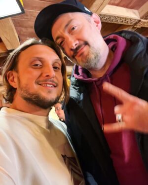 David Coscas Instagram - Nouvelle vidéo avec un casting légendaire, mais comme j’étais trop excité à la fin du tournage j’ai oublié de faire des photos avec tout le monde donc j’ai géré comme j’ai pu. 
Dispo sur notre chaîne principale !
Merci au @parcasterix pour l’accueil encore une fois 🫶