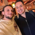 David Coscas Instagram - Nouvelle vidéo avec un casting légendaire, mais comme j’étais trop excité à la fin du tournage j’ai oublié de faire des photos avec tout le monde donc j’ai géré comme j’ai pu. Dispo sur notre chaîne principale ! Merci au @parcasterix pour l’accueil encore une fois 🫶 Parc Astérix
