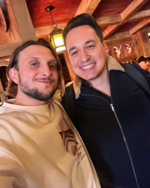 David Coscas Instagram - Nouvelle vidéo avec un casting légendaire, mais comme j’étais trop excité à la fin du tournage j’ai oublié de faire des photos avec tout le monde donc j’ai géré comme j’ai pu. 
Dispo sur notre chaîne principale !
Merci au @parcasterix pour l’accueil encore une fois 🫶