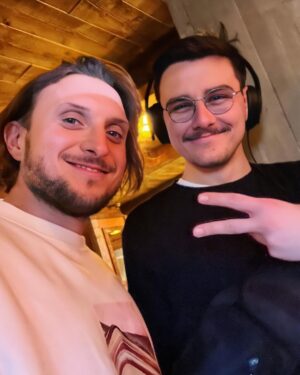 David Coscas Instagram - Nouvelle vidéo avec un casting légendaire, mais comme j’étais trop excité à la fin du tournage j’ai oublié de faire des photos avec tout le monde donc j’ai géré comme j’ai pu. 
Dispo sur notre chaîne principale !
Merci au @parcasterix pour l’accueil encore une fois 🫶