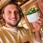 David Coscas Instagram - Nouvelle vidéo avec un casting légendaire, mais comme j’étais trop excité à la fin du tournage j’ai oublié de faire des photos avec tout le monde donc j’ai géré comme j’ai pu. Dispo sur notre chaîne principale ! Merci au @parcasterix pour l’accueil encore une fois 🫶 Parc Astérix