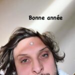 David Coscas Instagram - Petit recap de mon année 2023 2 jours et déjà tellement d’aventures ! 1 - j’ai des claquettes 2 - j’avais un autocollant de Ferrero Rocher sur le front 😂😂😂😂😂 3 - une tartine de poutargue (wtf c’est des chaussures ou quoi dessus on dirait ?!?) ! 4 - l’emoji 🔥 mais IRL 5 - une boule gaz énorme composée d’hydrogène et d’hélium mais loin 6 - la clef 4G 7 - c’était chaud 🥵 on était hors la loi ! 8 - l’héritier 9 - encore cette boule de gaz ! N’hésitez pas à me dire quelle est votre photo préférée en tout cas ce qui est sur c’est que je risque pas de l’oublier cette année ! RECAP