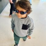 David Coscas Instagram - Petit recap de mon année 2023 2 jours et déjà tellement d’aventures ! 1 - j’ai des claquettes 2 - j’avais un autocollant de Ferrero Rocher sur le front 😂😂😂😂😂 3 - une tartine de poutargue (wtf c’est des chaussures ou quoi dessus on dirait ?!?) ! 4 - l’emoji 🔥 mais IRL 5 - une boule gaz énorme composée d’hydrogène et d’hélium mais loin 6 - la clef 4G 7 - c’était chaud 🥵 on était hors la loi ! 8 - l’héritier 9 - encore cette boule de gaz ! N’hésitez pas à me dire quelle est votre photo préférée en tout cas ce qui est sur c’est que je risque pas de l’oublier cette année ! RECAP