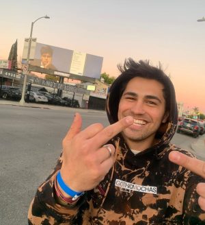 David Dobrik Instagram - ‪My friend has been late night texting my assistant so I printed his texts out and put them on a billboard
