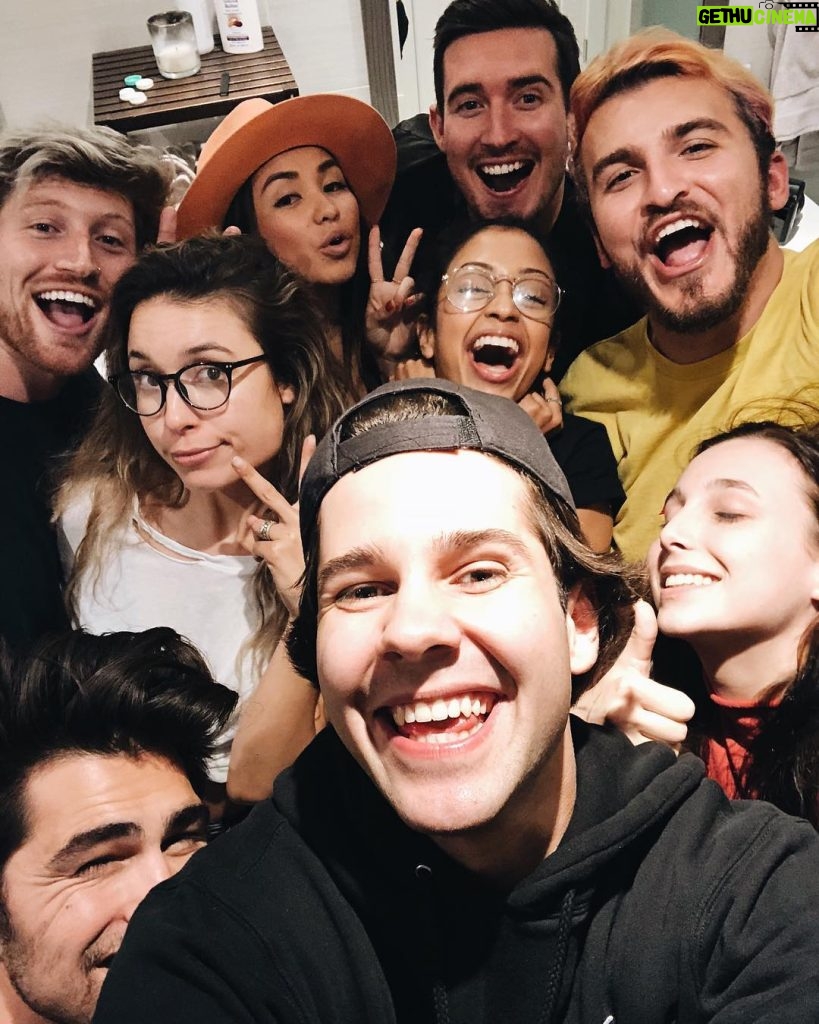 David Dobrik Instagram - Look at all those chickens