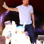 David Guetta Instagram – Memory of the first time I played « When We Were Young » at 
@encorebeachclub a few hours after my studio session with @kimpetras 🔥🔥

🎥 @shishaamin Encore Beach Club