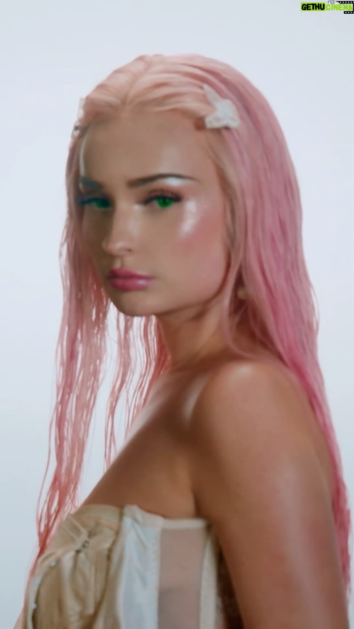 David Guetta Instagram - Are we going to release the music video for “When We Were Young” with @kimpetras tomorrow? Absolutely 🤓 06:30 am NYC 11:30 am London 12:30 pm Paris 03:30 pm Dubai 10:30 pm Sydney