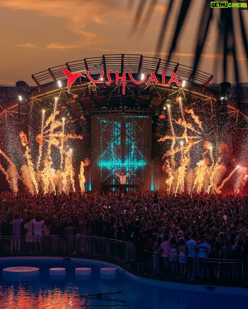 David Guetta Instagram - Year after year, @ushuaiaibiza succeeds in making my party bigger and bigger! A new stage has been reached this year with the craziest production I’ve ever seen. I can’t wait for next year! Thank you Ibiza and all the Team 🫶 It’s going to be a long winter ahahah @fmifofficial @yannpissenem @romain_pissenem Ushuaïa Ibiza