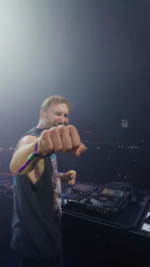 David Guetta Instagram - UNTOLD has definitely become one of the best festivals in the world!!!! I see the festival growing and evolving year after year, it’s impressive 😳😳
Thanks again for the wonderful welcome 🫶🏼🔥🤗

🎥 by @stijnepiccinema 🙌🏼