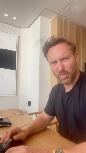 David Guetta Instagram - 🆕 Starting a new series of videos dedicated to producers! Here, I’ll give you my production tips and secrets! First episode, let’s talk about @officialvirtualriot 
I’m waiting for your questions / requests 🤓🤓