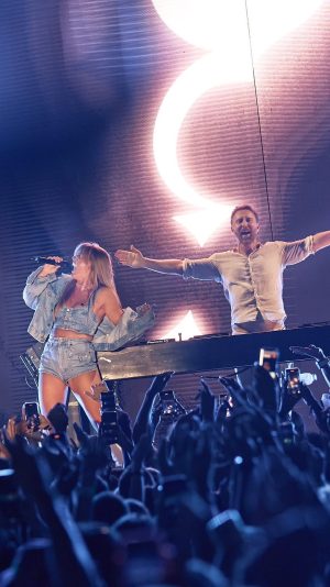 David Guetta Instagram - Thanks to @beckyhill for joining me on stage at @ushuaiaibiza to perform our track “Crazy What Love Can Do”!!! Once again, this is happening only in Ibiza!!! We missed you @official_ellahenderson 🫶🏼🫶🏼🫶🏼