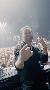 David Guetta Instagram - proud of this huge new release ‘Something To Hold On To’ 🦾 it’s been a highlight of our sets together with @mortenofficial for a while now, and we’re pumped to finally release it 🔥🔥🔥 🔗 link in bio Hï Ibiza