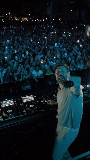 David Guetta Instagram - There is no better way to end a set!!!!!!
See you tomorrow at @ushuaiaibiza for @fmifofficial 🤗