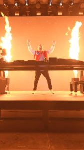 David Guetta Instagram - I decided to remix the track we released a few weeks ago with @shouse.shouse! ‘Live Without Love (David Guetta Remix)’ is OUT NOW! Let me know your thoughts ⬇️ The Brooklyn Mirage