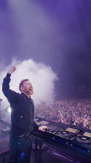David Guetta Instagram - Nothing can beat the energy of a stadium full of 30,000 party people!!!! 🇨🇱🇨🇱🇨🇱 Chile, thanks again for this unforgettable night 🔥🔥🔥

🎬 by @stijnepiccinema