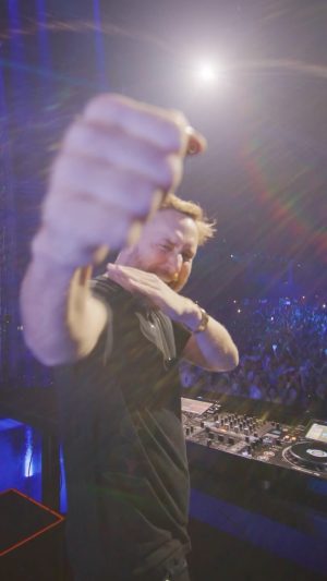 David Guetta Instagram - 🇧🇷🇧🇷🇧🇷 RIO was definitely the best city to jump into 2024 🔥🔥🔥
Happy New Year 🫶🏼🫶🏼🫶🏼 Peace, Love and Music 🙏🏼 @hypaton76 ❤️❤️

🎬 by @stijnepiccinema