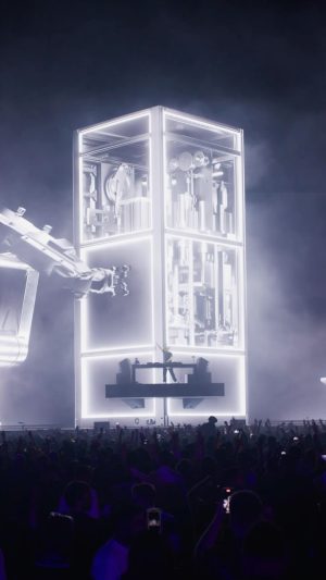 David Guetta Instagram - The spirit of rave parties!!! This old factory was the perfect location to take my « Monolith » show to a new level 🔥🔥🔥
Thanks to @mdlbeast 🙏🏼

🎥 by @stijnepiccinema
