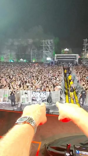 David Guetta Instagram - A tour... as I see it! 🤓😎
Taipei, Bangkok and Bali you were amazing 🙏🏼❤️🙏🏼