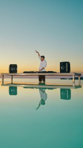 David Guetta Instagram - To celebrate my position at the @djmagofficial Top 100 DJs, I’ve decided to do a different mix from what I’m used to. A real ibiza sunset journey that retraces part of the history of House Music, my influences mixed with more recent tracks, and remixes I’ve made specifically for this set! I’m so glad you like this mix! If you haven’t seen it yet, check the link in bio 🔗 💬 I’m waiting for your comments 🤓 Ibiza, Spain