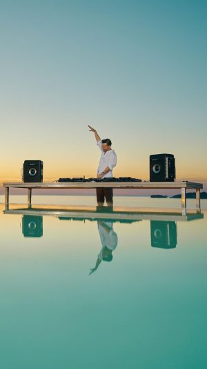 David Guetta Instagram - To celebrate my position at the @djmagofficial Top 100 DJs, I’ve decided to do a different mix from what I’m used to. A real ibiza sunset journey that retraces part of the history of House Music, my influences mixed with more recent tracks, and remixes I’ve made specifically for this set! I’m so glad you like this mix!
If you haven’t seen it yet, check the link in bio 🔗
💬 I’m waiting for your comments 🤓